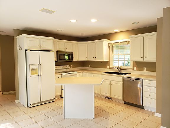 4th image of 15384 Grand Oak Dr