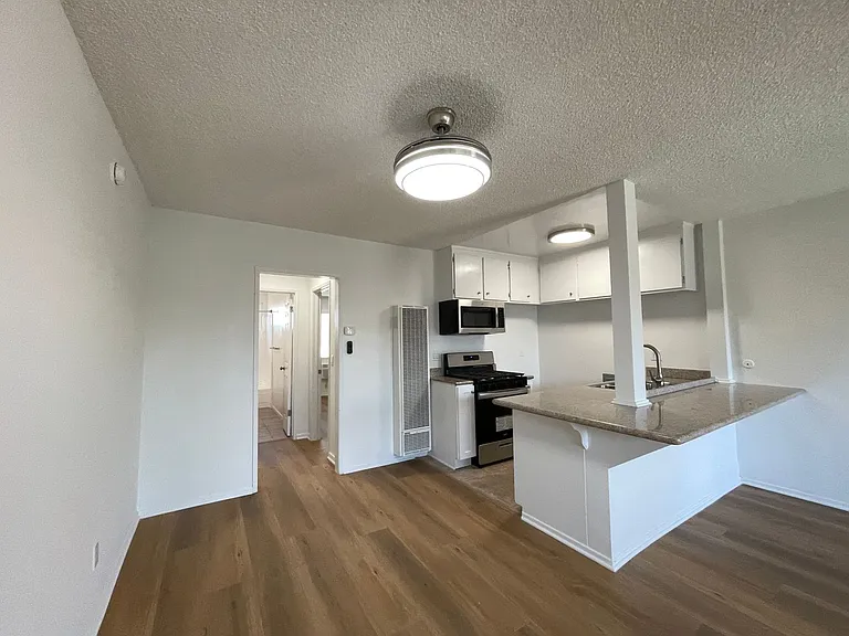 15925 Victory Blvd — Photo 1