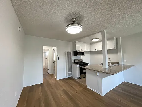 15925 Victory Blvd Photo 1