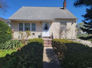 29 Manor Dr, Shirley, NY 11967