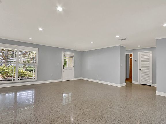 5th image of 382 SE Edgewood Dr