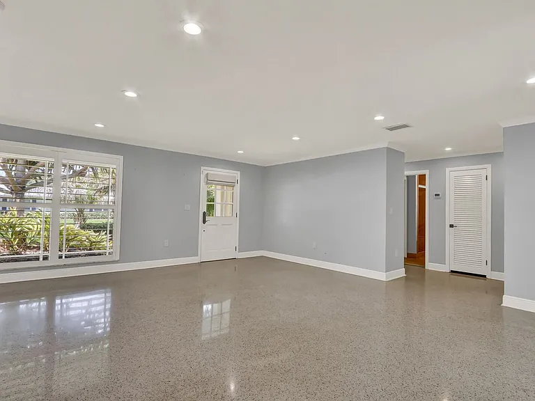 382 SE Edgewood Dr — Photo 5