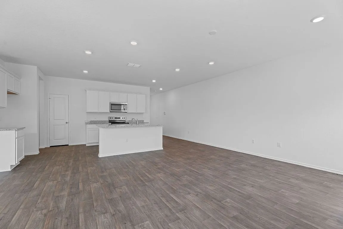 4 bed, 2.5 bath, 2217 sqft, $2,220 — Photo 3