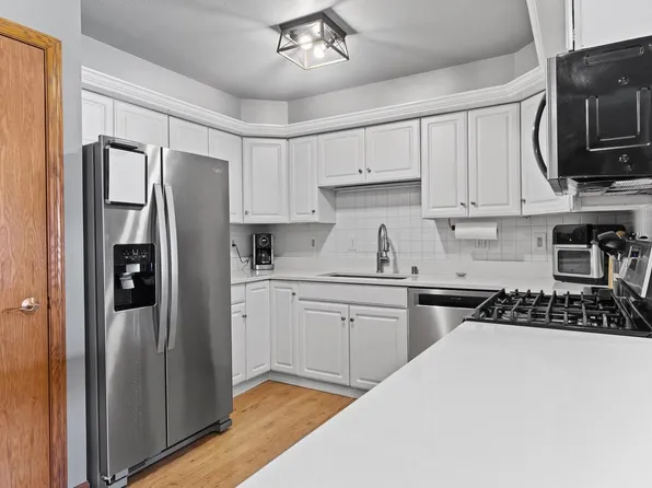 10153 West Whitnall Edge DRIVE #B, Franklin, WI 53132