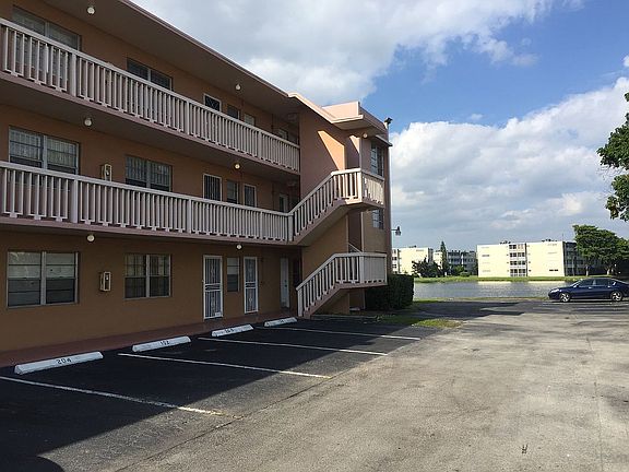 3rd image of 1591 NE Miami Gardens Dr APT 103