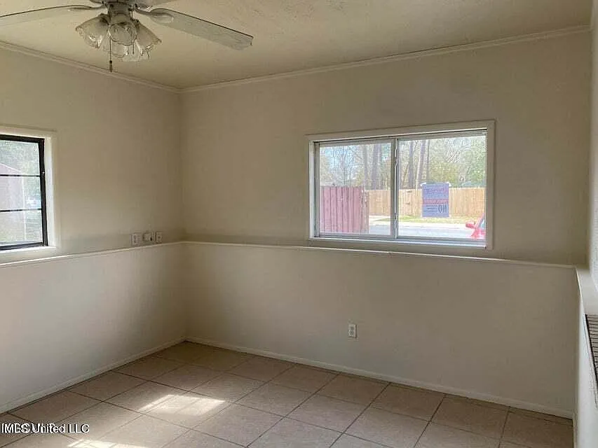 3 bed, 1.5 bath, 1100 sqft, $900 — Photo 2