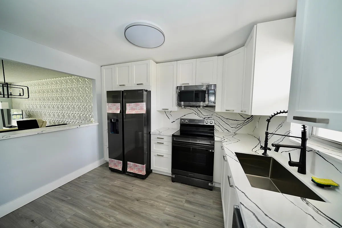 Building Photo - 2541 Aragon Blvd #305