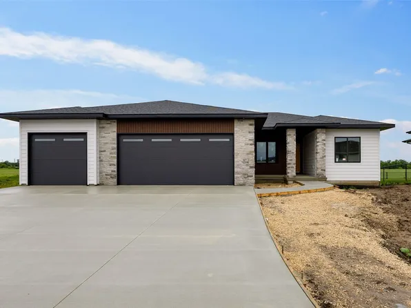 317 Hackberry Dr, Palo, IA 52324