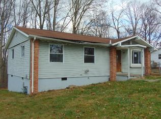 212 Forest Ln, Oak Hill, WV 25901