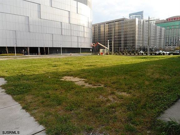 2nd image of 118 S Massachusetts Ave