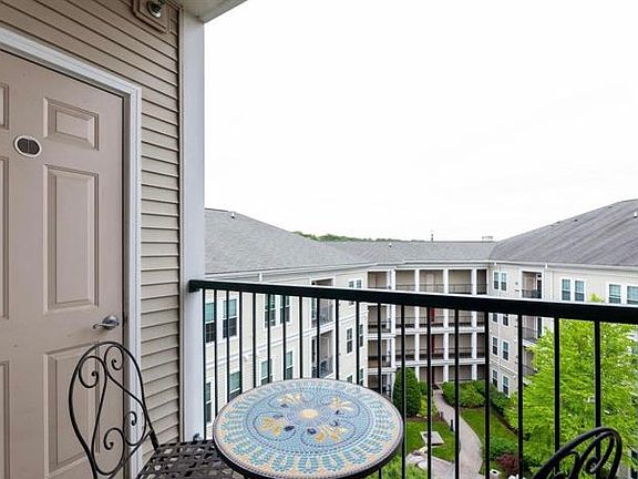 2nd image of 2465 Army Navy Dr APT 402