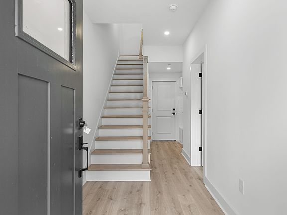 4th image of 125 Lexington Ln