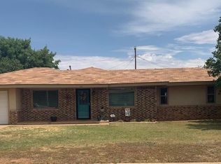 107 E McCallon St, Sundown, TX 79372