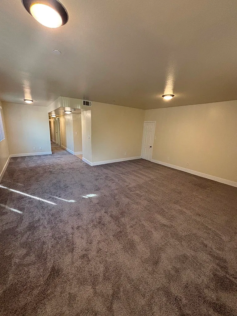 5 bed, 1994 sqft, $4,200 — Photo 2