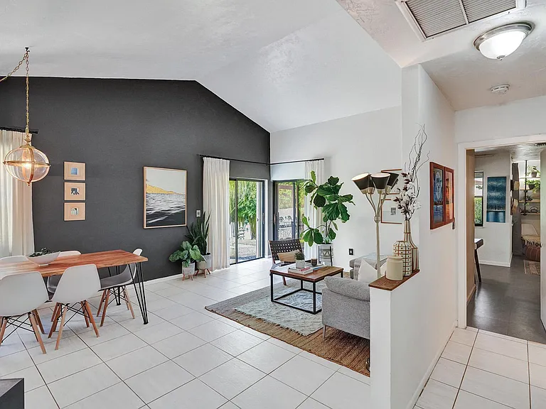 420 SW 113th Ter — Photo 7
