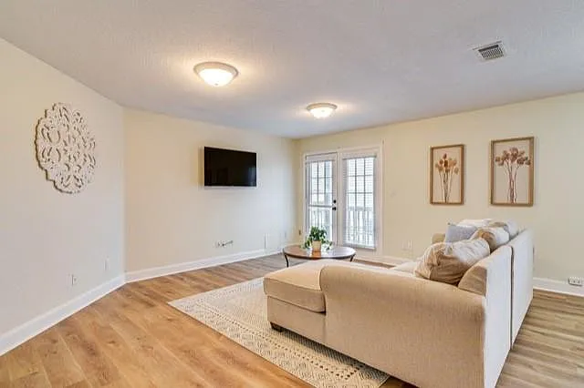 3 bed, 2.0 bath, 2000 sqft, $2,400 — Photo 4