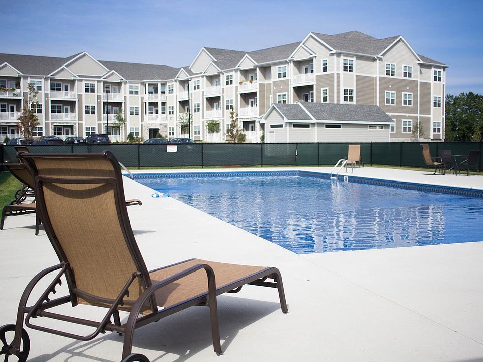 Pool & Exterior Image