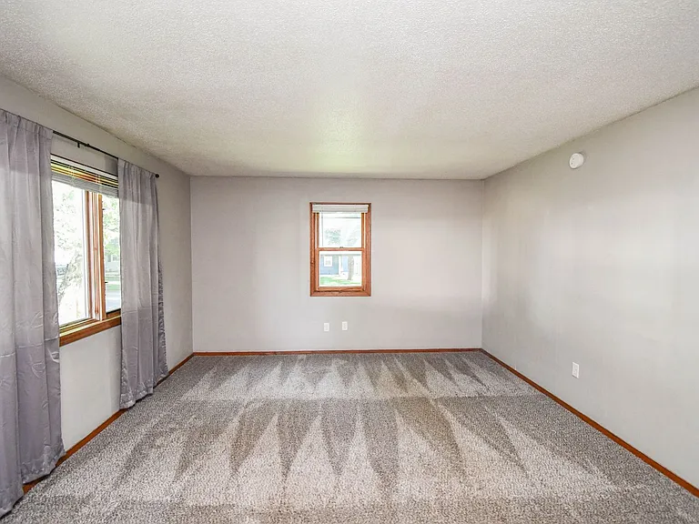 900 S Marday Ave — Photo 6