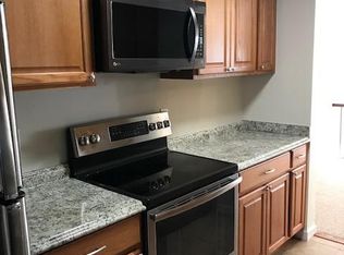 852 Dogwood Ct, Herndon, VA 20170