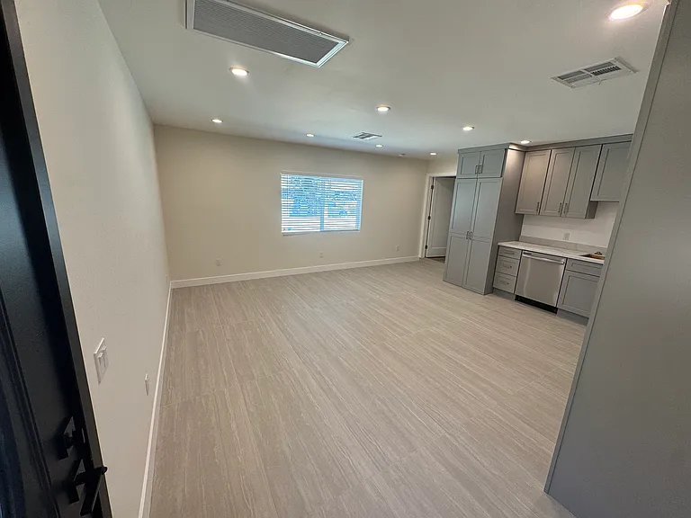22812 Saticoy St #22810 — Photo 6
