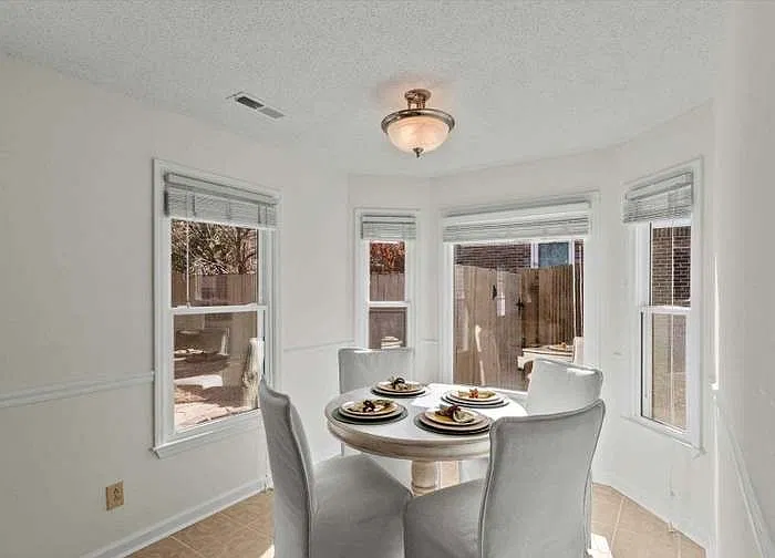 3 bed, 1329 sqft, $2,090 — Photo 4