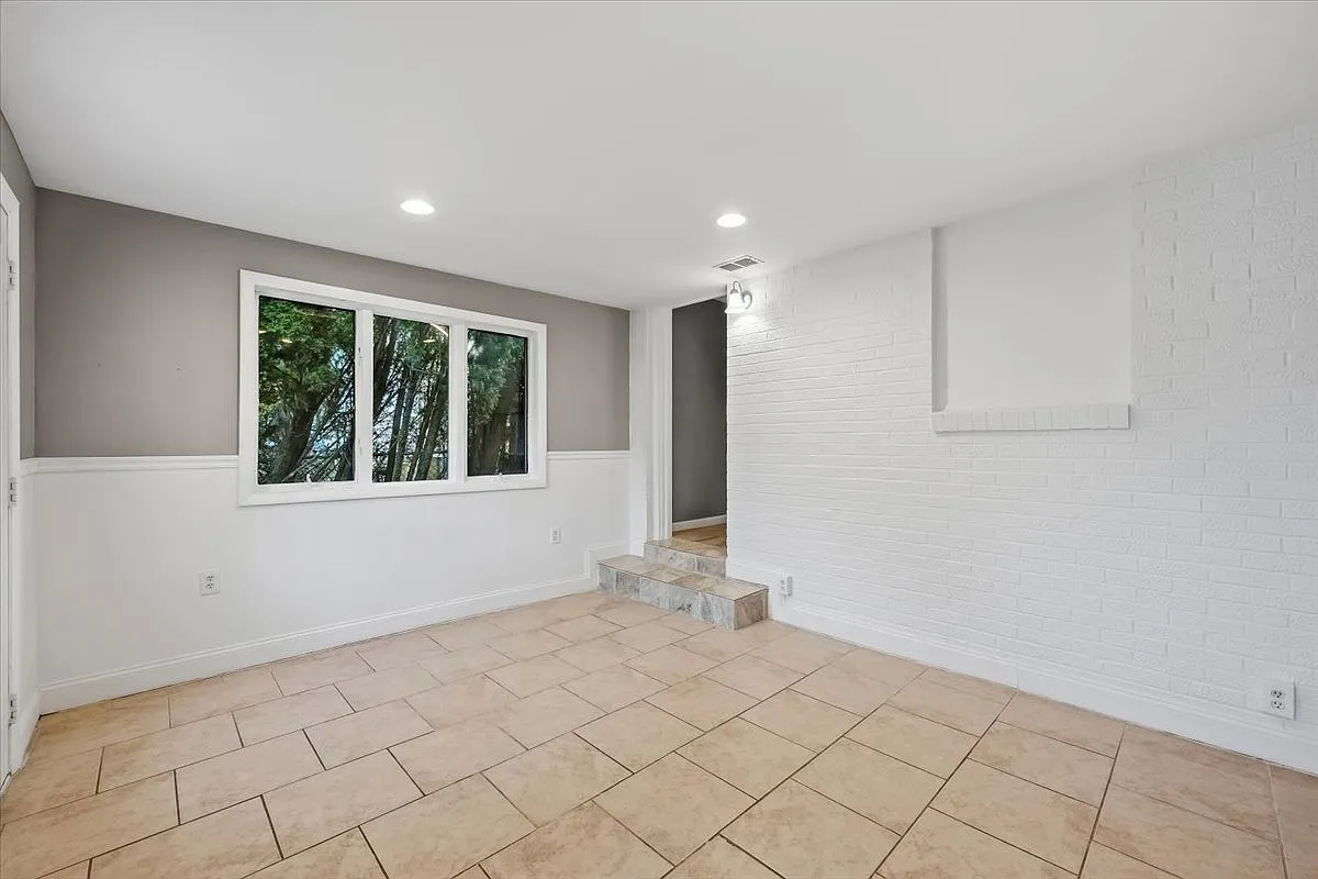 3 bed, 1008 sqft, $2,100 — Photo 2