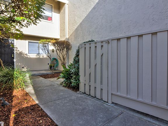 3rd image of 2433 Golf Links Cir