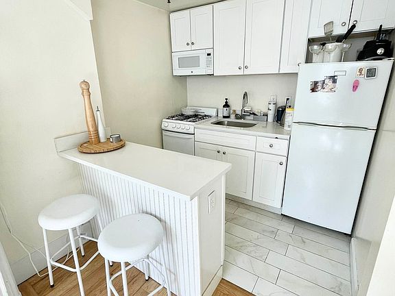 5th image of 8 W 76th St APT 3B