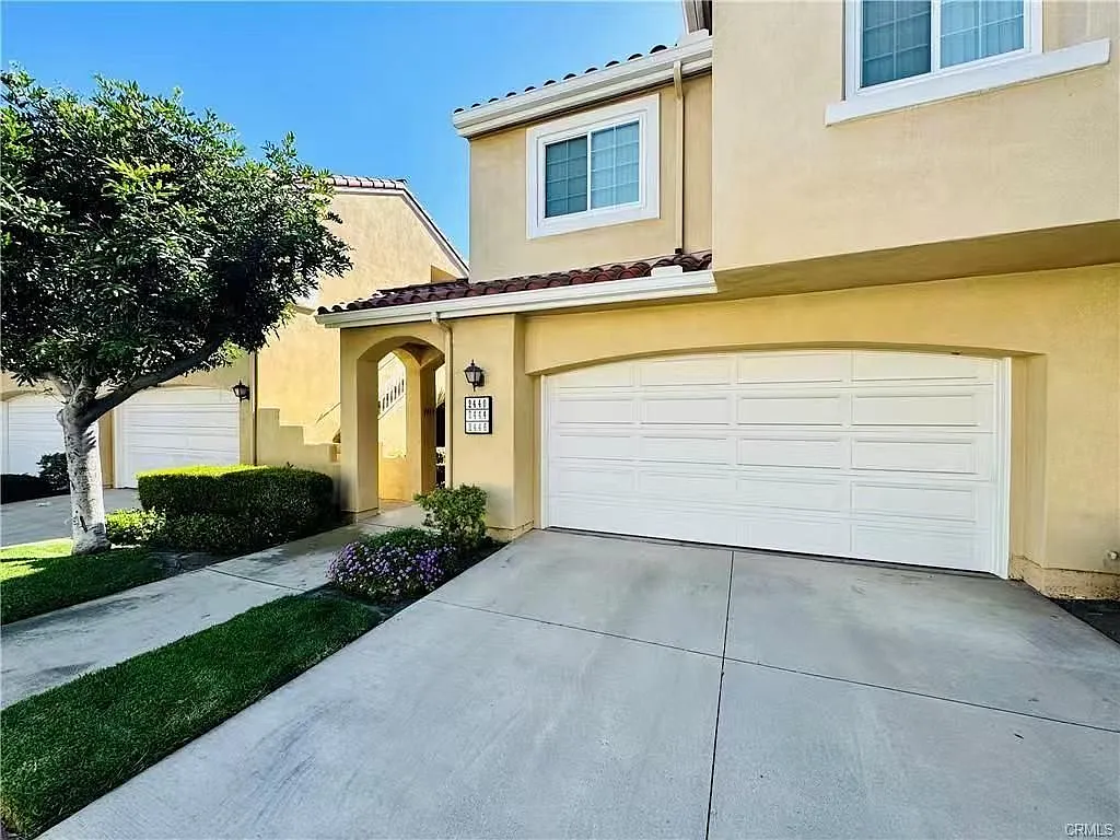 2 bed, 2.0 bath, 1063 sqft, $3,500 — Photo 2