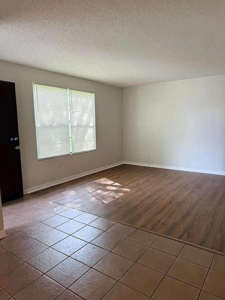 472 Crabapple Court - A — Photo 2
