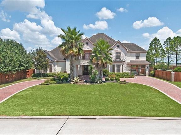Welcome home to this gorgeous TX Hill Country inspired estate w/lake views.