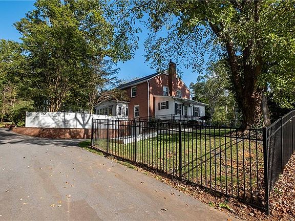 3rd image of 211 Dutchman Creek Rd