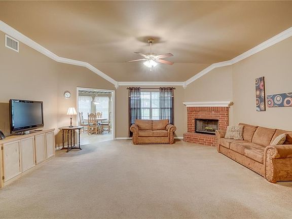 4th image of 221 Country Meadows Dr