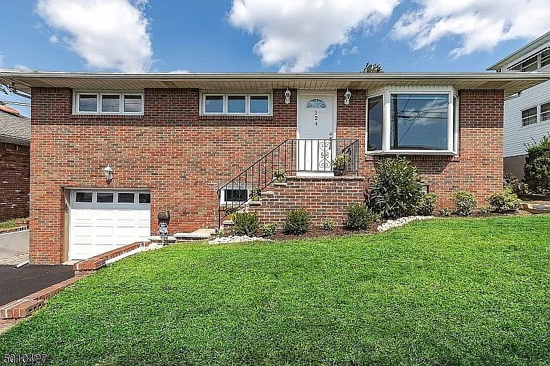 2nd image of 124 Rose Pl
