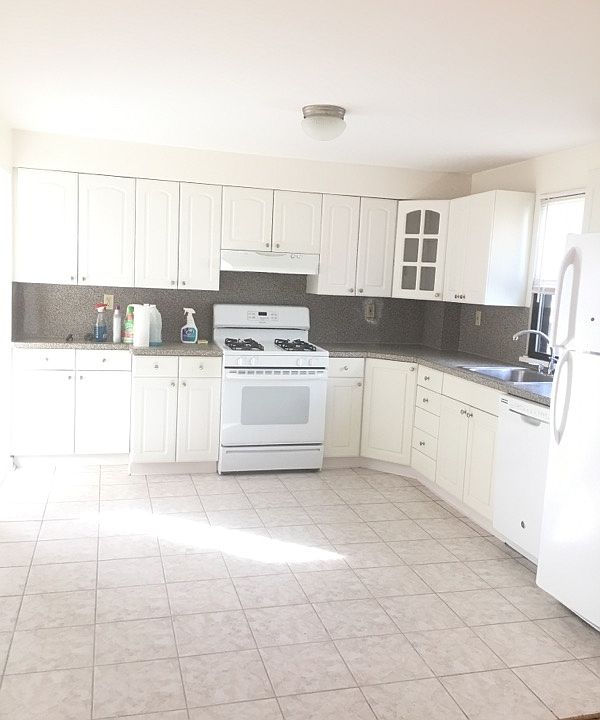 1st image of 25 Lawrence Ave #2