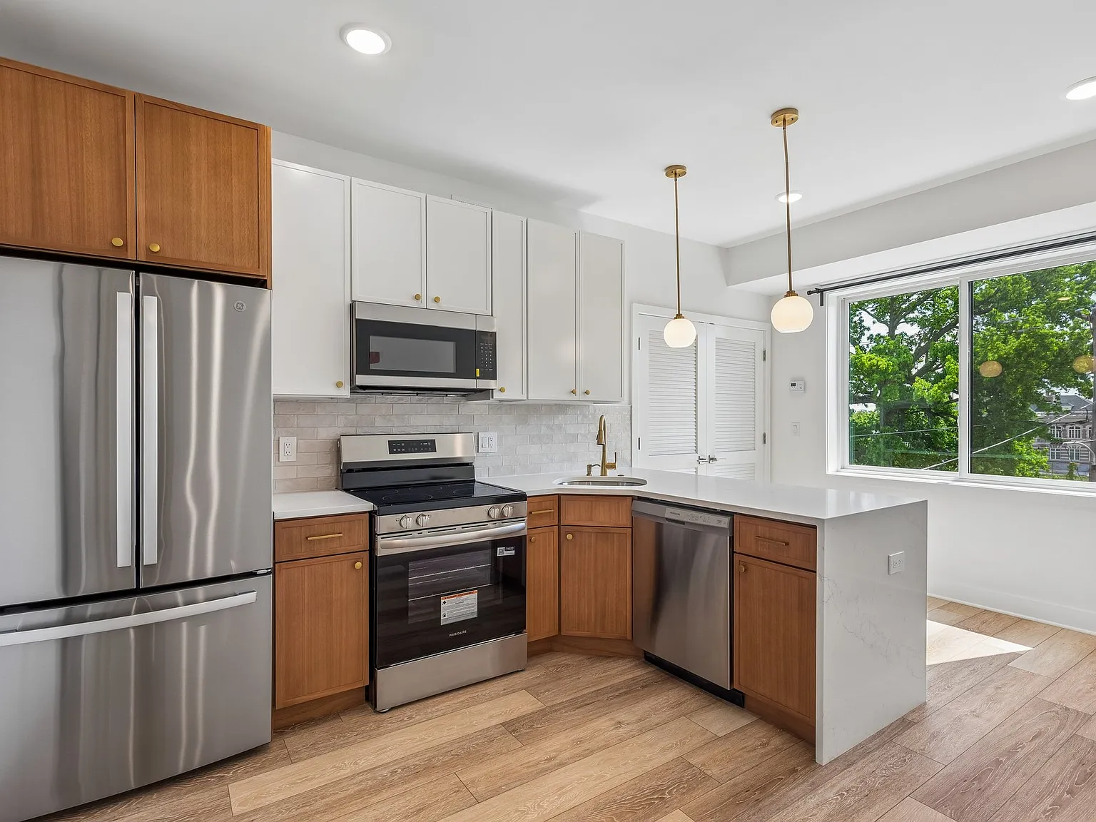 2 bed, 950 sqft, $1,699 — Photo 2