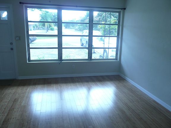 4th image of 725 Date Palm Dr