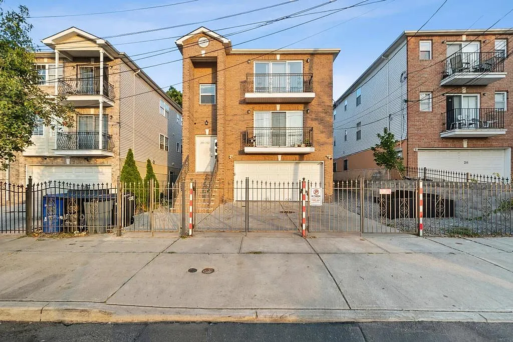 3 bed, 1800 sqft, $2,399 — Photo 4