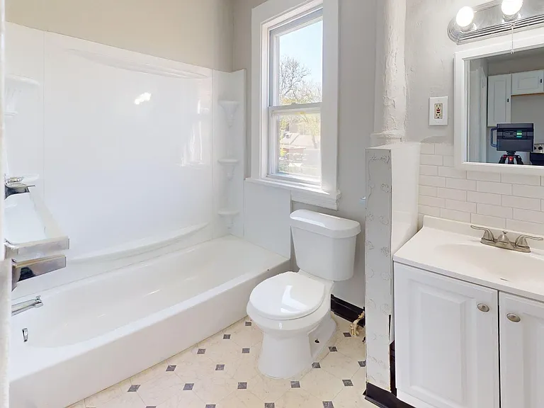 3149 W 32nd St — Photo 23