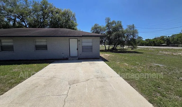 110 Stephenson Ave — Photo 1