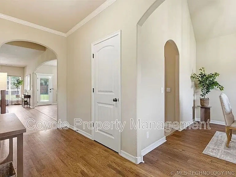 2809 N Fern Ave — Photo 2