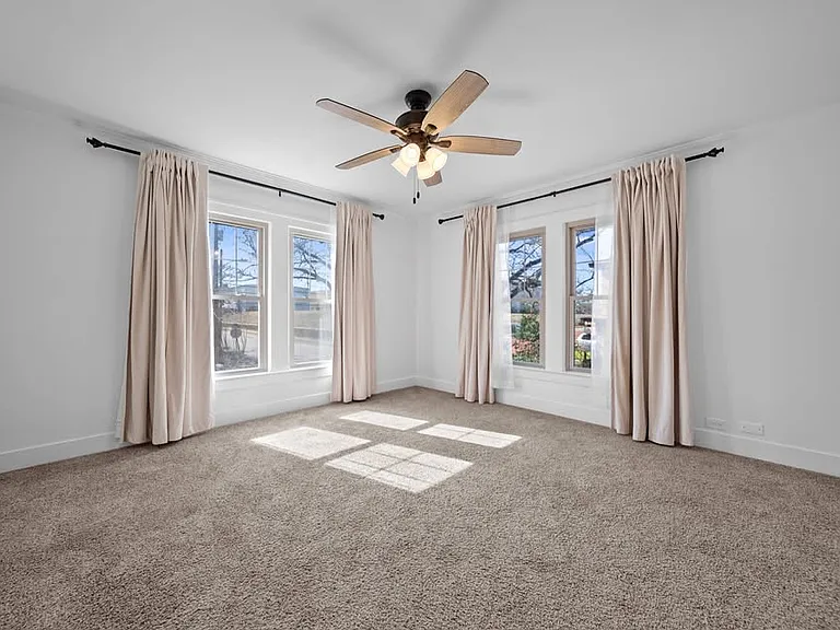 210 E Dobbs St — Photo 35