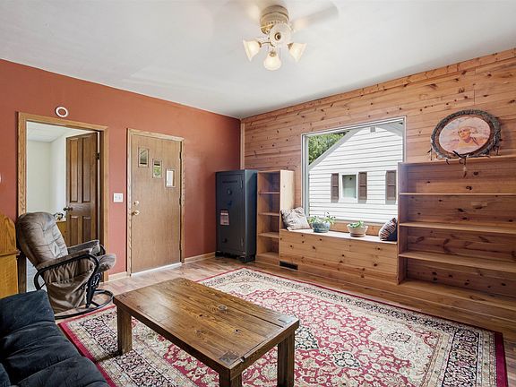 2nd image of 915 W Hawes Avenue