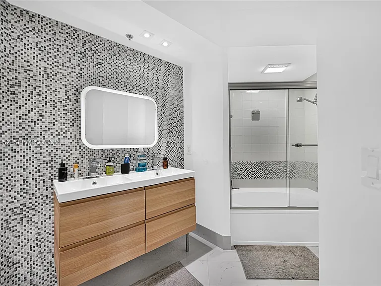 3245 NE 184th St #13104 — Photo 17