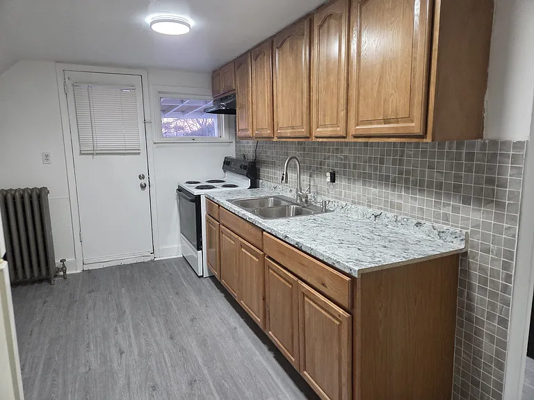 100 S Pine St #5 — Photo 2