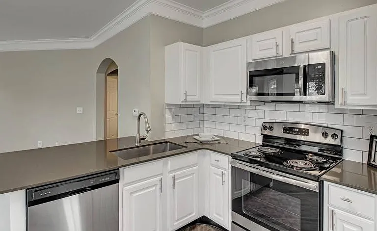 Hamptons at Woodland Pointe — Photo 2