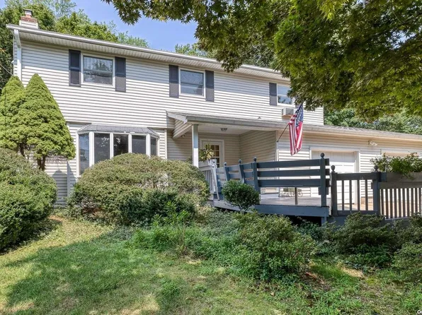 21 Colgate Road, Greenlawn, NY 11740