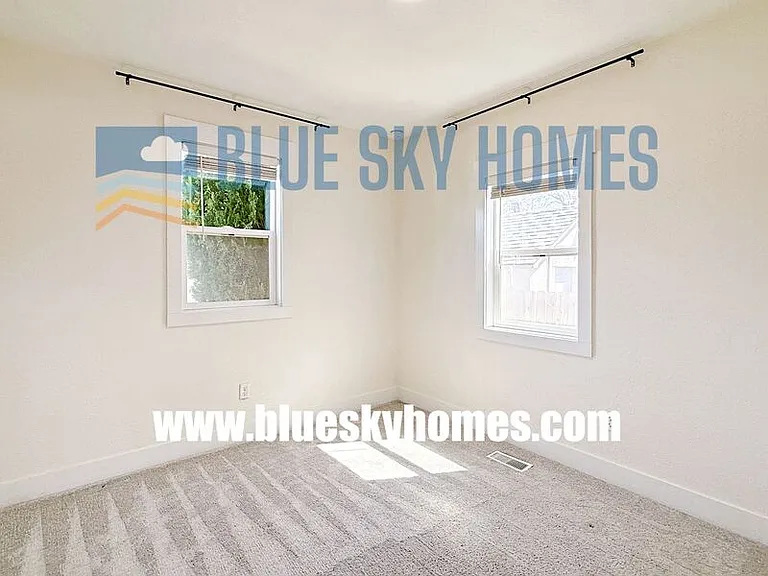 320 S Chestnut St — Photo 4