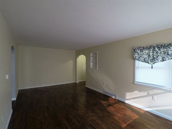4th image of 910 W B St