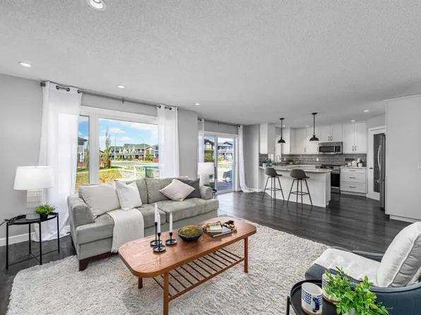 724 S Luxstone Lndg SW, Airdrie, AB T4B 3L1